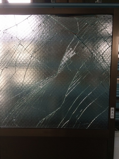 木津川市　型板ワイヤーガラス　交換工事